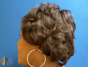 Alisador utilizado para alisar el cabello en mujeres afrodescendientes