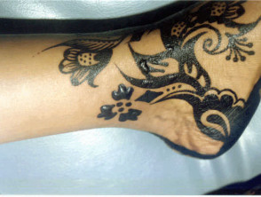Tatuaje temporal de henna negra